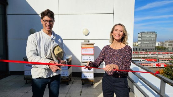 sonnenklarTV-Ribbon Cutting Ceremony mit Imker Dr Jürgen Brandl.jpg