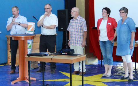 Die Initiatoren des Neubauprojekts „Wohnen in Barendorf“ standen den Besuchern Rede und Antwort (v.l.n.r.): Michael Klöpper und Andreas Mankel (7x7 Unternehmensgruppe), Manfred Leppert (Freie evangelische Gemeinde Iserlohn), Tabea Kaiser und Maike Unger (Diakonisches Werk Bethanien) / Foto: 7x7 Unternehmensgruppe