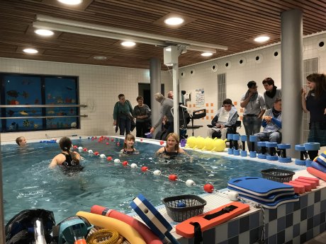 Lehrer+Schüler präsentieren den Besuchern das Therapiebad und seine Vorteile_Landenberger-F.jpg