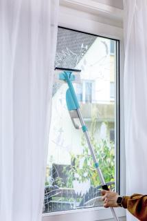 Sichler Haushaltsgeräte 2in1-Fenster- & Bodenwischer WM-05, Sprühfunktion, Teleskopgriff, 350ml Tank / Copyright: PEARL. GmbH / www.pearl.de