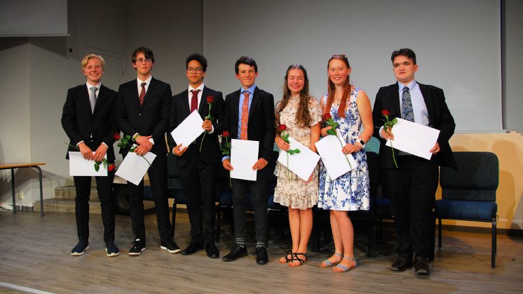 A_group_of_awarded_students_at_Tyrifjord_school_edited1600.jpg