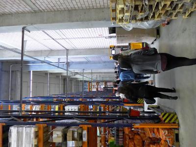 Logistik-Studierende bei einer Exkursion im Hochregallager eines Lebensmittelhändlers / Quelle: Hochschule für Wirtschaft und Gesellschaft Ludwigshafen