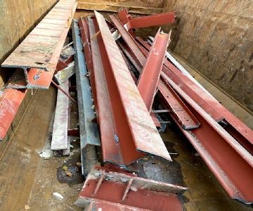 Die Schrottabholung Bottrop holt Altmetall und sonstigen Schrott nach vorheriger Terminabsprache kostenfrei beim Kunden ab und sortiert ihn in Vorbereitung der Zuführung zu den Wiederaufbereitungsanlagen. Verfügt der Kunde über größere Mengen Altmetall, Elektro- und Computerschrott, so besteht außerdem die Möglichkeit des Schrottankaufs