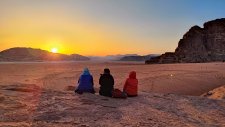 Sonnenuntergang im Wadi Rum: In Jordanien treffen sich aktive Singles zwischen Wüstenschlössern und Weltwundern