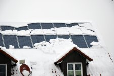 PV-Anlagen produzieren zwar weniger Strom bei geschlossener Schneedecke. Doch meist „befreien“ sie sich selbst nach wenigen Tagen von der Schneedecke.