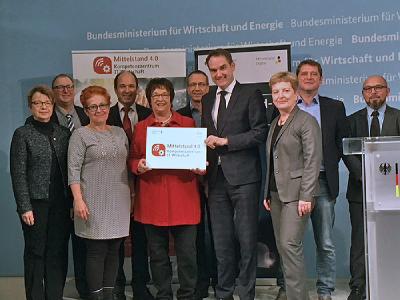Bundeswirtschaftsministerin Brigitte Zypries überreicht dem Konsortium des Mittelstand-4.0-Kompetenzzentrums IT-Wirtschaft den Fördermittelbescheid. (3.v.r.: Professorin Dr. Ulrike Tippe, Präsidentin dere TH Wildau) / Fotograf / Quelle: BITMi