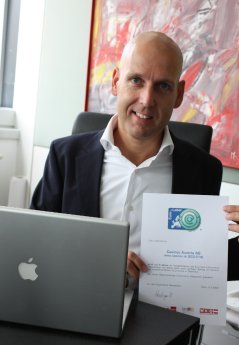 Bernd Wollmann mit E-Commerce Gütezeichen.jpg