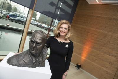 Gleichermaßen charmant wie eloquent führte Moderatorin Sabine Stamm durch den Abend. Rechts STIEBEL ELTRON-Pressesprecher Henning Schulz