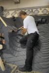 Die traditionelle Kunst des Schieferdeckens gehört zur „Grundausbildung“ im Dachdeckerhandwerk