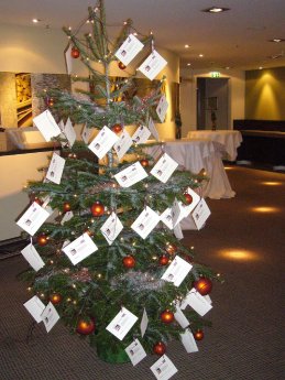 Weihnachtsbaum im Mercure Freiburg am Münster.jpg