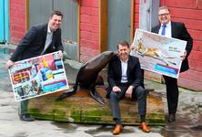 Der Erlebnis-Zoo Hannover feiert in diesem Jahr seinen 150. Geburtstag! Zu diesem besonderen Jubiläum gratuliert die Hannover Marketing und Tourismus GmbH (HMTG) mit einer tierischen Plakatkampagne. Bei der symbolischen Geschenkübergabe freute sich neben (v.li.) Zoo-Geschäftsführer Andreas M. Casdorff, HMTG-Geschäftsführer Hans Christian Nolte und Regionspräsident Hauke Jagau auch Seelöwin Pam tierisch. Weitere Fotos und Informationen unter www.hannover.de/presse-hmtg und www.hannover.de/150jahrezoo