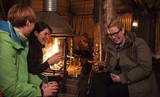 Am Silvesterabend gemütlich beisammen sitzen