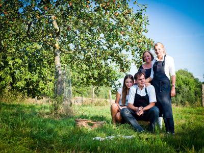 Obst aus dem eigenen Garten ist nur eine der kulinarischen Spezialitäten aus der Region, die in Deutschlands erstem Biohotel, dem Hotel Pausnhof, auf den Tisch kommen. Das Bild zeigt die Inhaberfamilie Simmet. Foto: obx-news/Biohotel Pausnhof