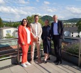 Das neu gewählte Stellvertreterpaar der Hauptgeschäftsführerin Christiane Nowottny (ganz li). Dr. Heike Spaderna-Klein, Leiterin der Stabsstellte Personal und Ass. jur. Richard Schweizer, Leiter des Geschäftsbereichs Recht und Handwerksrolle und Justiziar der Handwerkskammer Reutlingen, neben Kammerpräsident Harald Herrmann