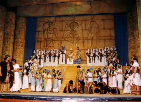 Aida Bühnenbild.jpg