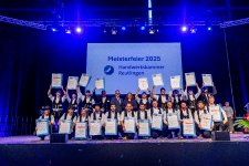 279 Absolventen aus 13 Gewerken feierten in der Volksbankmesse. Hier präsentieren die neuen Zimmermeister ihre Meisterbriefe.