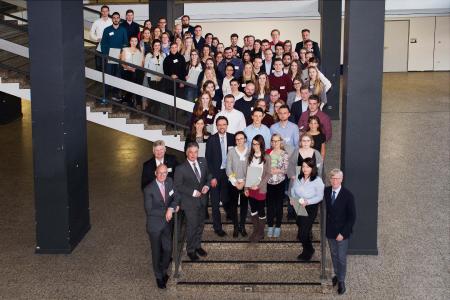 125 Studierende der Hochschule Osnabrück haben ein Landesstipendium 2017 erhalten. Bürgermeister Burkhard Jasper (unten rechts) lobte die wichtigen Impulse der Studierenden für die Stadt und die Politik / Foto: Daniela Rösler