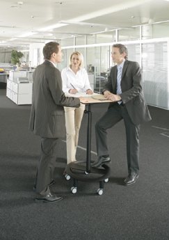 Es geht auch mal im Stehen! Ein Stehpult fördert die Steh-Sitzdynamik im Büro.jpg