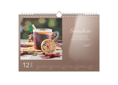Mit einem CEWE KALENDER als Gutscheinheft wird ein ganzes Jahr voller Wünsche verschenkt. Im Dezember bietet sich ein gemeinsamer Weihnachtsmarktbesuch mit Glühweintrinken an