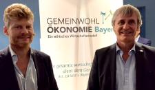 Christian Felber (links) und Andreas Schöfbeck (rechts) treffen sich bei einer Veranstaltung des Bündnisses für Dachau im Ludwig-Thoma-Haus