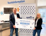 Spendenscheckübergabe der Touristinformation Glücksburg für das Weihnachtshilfswerk Stadt Glücksburg, 
v.l. Armin Korok (Leiter Tourismus-Service Glücksburg) und Kristina Franke (Bürgermeisterin Stadt Glücksburg)