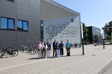 Der Besuch aus Finnland gemeinsam mit Vertreter*innen der TH Lübeck vor einem der Vorlesungsgebäude der THL.