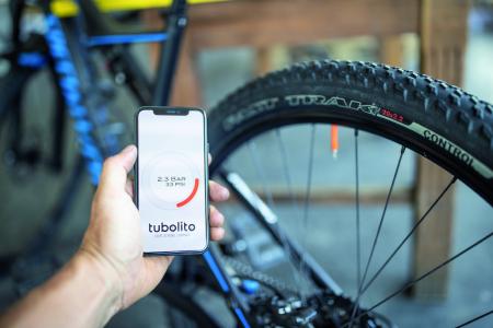 Die Messung ist denkbar einfach – Handy mit gestarteter Tubolito-App an den Chip halten und Reifendruck ablesen