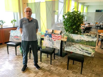 Veit Krausche mit seinen Gemälden | Foto: © Toskanaworld