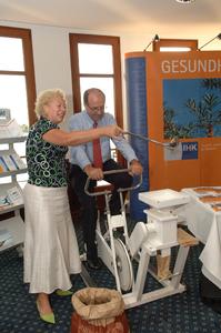 Auch AOK-Chef Friedrich-Wilhelm Bluschke bewies seine Fitness beim Mahlen von Getreide per Fahrrad
