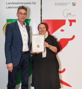 Aus den Händen von Ursula Heinen-Esser, Ministerin für Umwelt, Landwirtschaft, Natur- und Verbraucherschutz des Landes Nordrhein-Westfalen, nahm Norbert Büsch, Geschäftsführer der Handwerksbäckerei Büsch, zum sechsten Mal den Landesehrenpreis entgegen. (Bildmaterial: MULNV NRW / fotografie giulio coscia)
