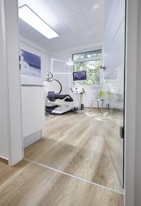 Barrierefrei und optisch ansprechend: Speziell für diese Einsatzbereiche hat Küberit die wartungsfreien Bewegungsfugenprofile „Motion Star®“ aus Aluminium entwickelt. Die Profile werden flächenbündig zum Belag verlegt, damit keine Stolperkanten entstehen. Verfügbar sind sie in fünf attraktiven Optiken / Foto: Küberit