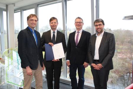 Freuen sich auf die weitere Zusammenarbeit (v.l.): Prof. Dr. Andreas Bertram, Honorarprofessor Dr. Mark von Wietersheim, Prof. Dr. Bernd Lehmann, Prof. Martin Thieme-Hack