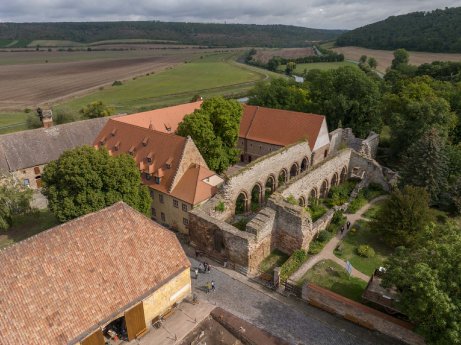 Kloster und Kaiserpfalz Memleben_Lutftaufnahme_mit_Unstrut_c_sSaale-Unstrut-Tourismus_Falko_Matt.jpg