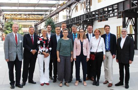 Hochschulpräsident Prof. Dr. Andreas Bertram (2.v.r.) begrüßte zusammen mit Studiendekan Prof. Dr. Michael Ryba (1.v.l.), den Vizepräsidenten Prof. Dr. Thomas Steinkamp (2.v.l.), Prof. Dr. Alexander Schmehmann (6.v.l.) und Prof. Dr. Bernd Lehmann (4.v.r.) die neuen Lehrenden und verabschiedete einen Professor in den Ruhestand