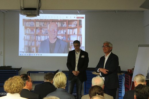 IMG_4913 Dr. Denison (zugeschaltet), Dr. Dowidat und Lothar Grünewald.jpg