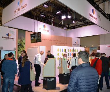Immer im Gespräch: Die INTHERMO Fachberater waren an allen Messetagen gefordert, Interessenten die Neuheiten 2019 vorzustellen und die Besonderheiten der verschiedenen Fassadendämmsysteme zu erklären / Foto: Achim Zielke für INTHERMO, Ober-Ramstadt; www.inthermo.de