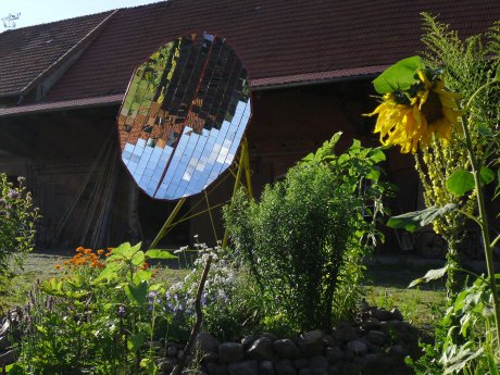 Der Solarspiegel im Garten der Familie Anek und Mareike Arntz im Messdorfer Ortsteil Biesen.JPG