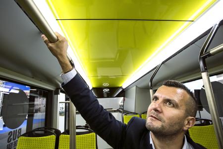 Die innovativen Handgriffe aus einer antimikrobiellen Kupferlegierung schützen die Fahrgäste des modernen Stadtbusses Solaris vor unerwünschten Keimübertragungen / Bild: Solaris