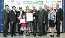 Die Gewinner des »kfz-betrieb«-Vertriebs-Award 2012 vom Autohaus Zentral freuen sich gemeinsam mit ZDK-Präsident Robert Rademacher und den Veranstaltern über die Auszeichnung 