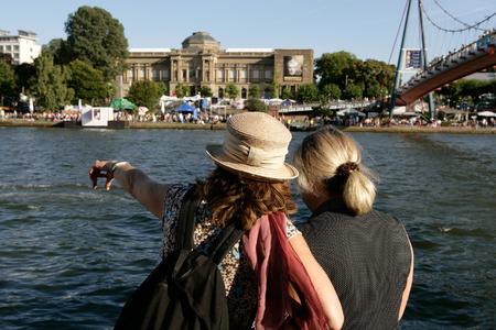 Besucher des Frankfurter Museumsuferfestes mit Blick auf das Städel Museum / Foto: Tourismus+Congress GmbH Frankfurt am Main