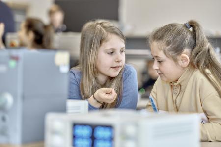 Eine elektronische Biene für mehr Nachhaltigkeit - Rablinghauser Grundschüler bauen einen Roboter für den Schulgarten