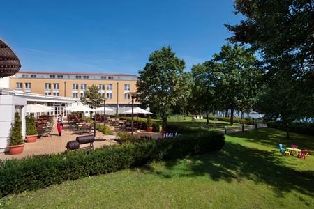 Sonne ist bereits bestellt: Zum Himmelfahrtstag gibt es ab 11 Uhr Live-Musik und herzhaft Gegrilltes auf der Terrasse des Seminaris SeeHotels Potsdam.