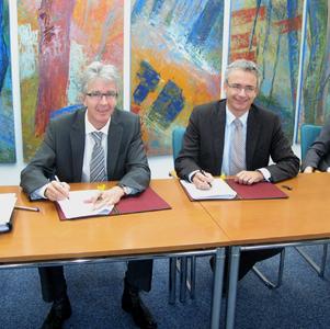 Landrat Dr.Christoph Schnaudigel und der Vorsitzende der Agentur für Arbeit, Ingo Zenkner, unterzeichneten heute den Gründungsvertrag zur Einrichtung des gemeinsamen Jobcenters im Landkreis Karlsruhe