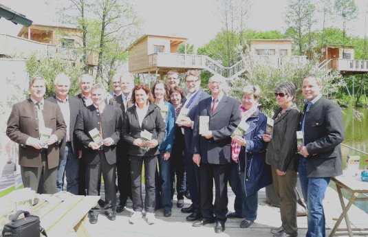 Foto mit Bürgermeister und Landräte_ARGE Hopfenland Hallertau.jpg