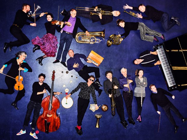 Musikfabrik-Ensemble-©-Frederike-Wetzels-72-dpi-mit-Instrumenten.jpg