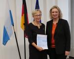 Sabine Slawik (links) erhielt den Ehrenamtsnachweis von Staatsministerin Kerstin Schreyer / Foto: Freie Wohlfahrtspflege Bayern