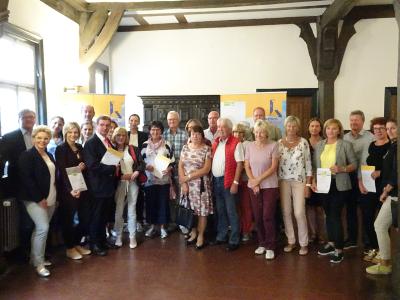 Urkundenübergabe in Bad Urach: Vermieterinnen und Vermieter gemeinsam mit Bürgermeister Elmar Rebmann, Mythos Geschäftsführer Wolfgang Schütz sowie der Prüferin Michaela Mack © Mythos Schwäbische Alb