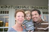 Leserin der Zeitschrift BUNTE, Bianca Schliessmann, gewann mit ihrem Ehemann Peter und Söhnchen Felix ein Kreativwochenende mit Profis auf Spiekeroog. CeWe Color hatte dies möglich gemacht