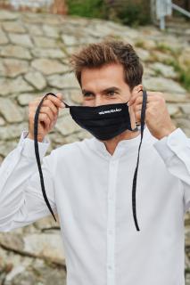 miamasuku® Alltagsmaske mit Stoffband (Schwarz)
Eleganz und Leichtigkeit ganz in dezentem Schwarz mit Stoffbändern zur Befestigung hinter dem Kopf. Unsere atmungsaktive Alltagsmaske aus 100% OEKO-TEX®-zertifizierter Baumwolle.