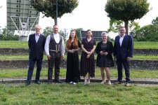 Präsident Klaus Hofmann (rechts) und der Vorsitzende des Prüfungsausschusses, Eric A. Reynaud (ganz links im Bild), freuten sich mit den erfolgreichen Absolventen zum Geprüften Betriebswirt nach der Handwerksordnung (von links): Tino Müller, Madeleine Ebner, Anastasia Chernova und Patricia Styfi.